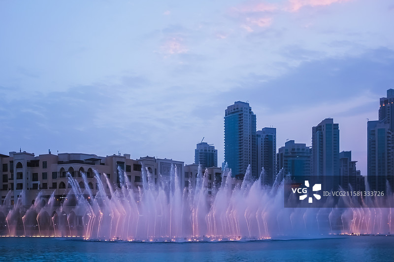 哈利法塔人工湖，迪拜音乐喷泉图片素材
