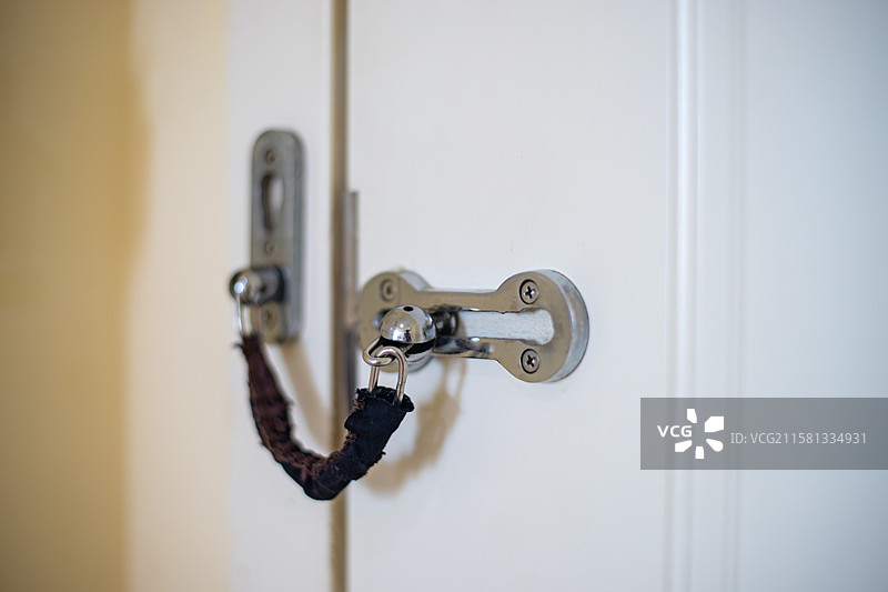中国家庭家用电器设备拍摄主题，一扇房门和电子智能感应门锁和反锁链子，室内无人图像摄影图片素材