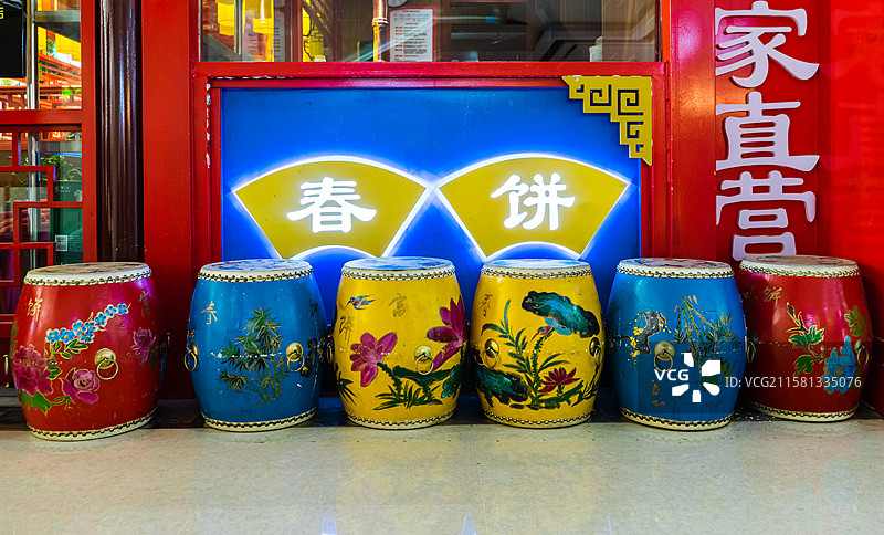 中国传统服装拍摄主题，一排五颜六色的丝绸绸缎质地中国风传统古装汉服和日本和服，室内无人图像摄影图片素材