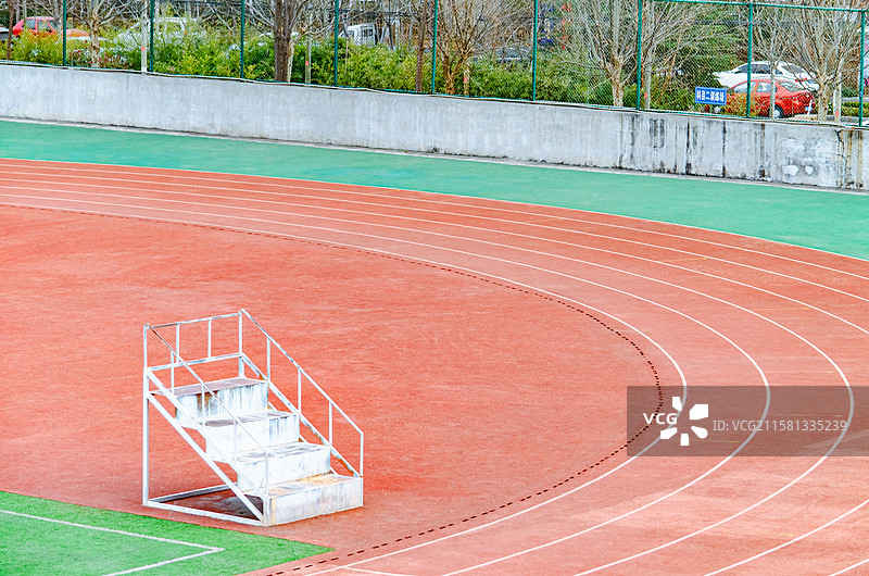 中国学校操场拍摄主题，红色塑胶跑道，绿色的操场，户外白昼无人图像摄影图片素材