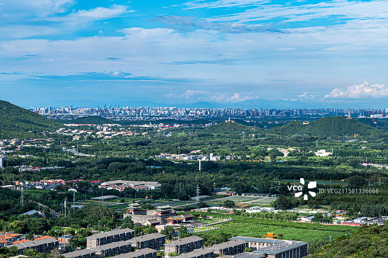 北京西山国家森林公园鬼笑石俯瞰北京城图片素材