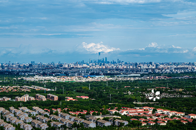 北京西山国家森林公园鬼笑石俯瞰北京城图片素材