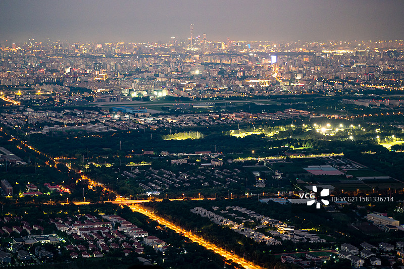 北京西山国家森林公园鬼笑石看北京夜景图片素材