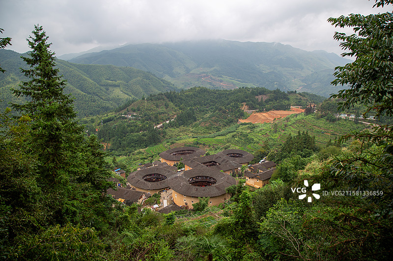 福建漳州南靖田螺坑四菜一汤土楼群俯瞰图图片素材