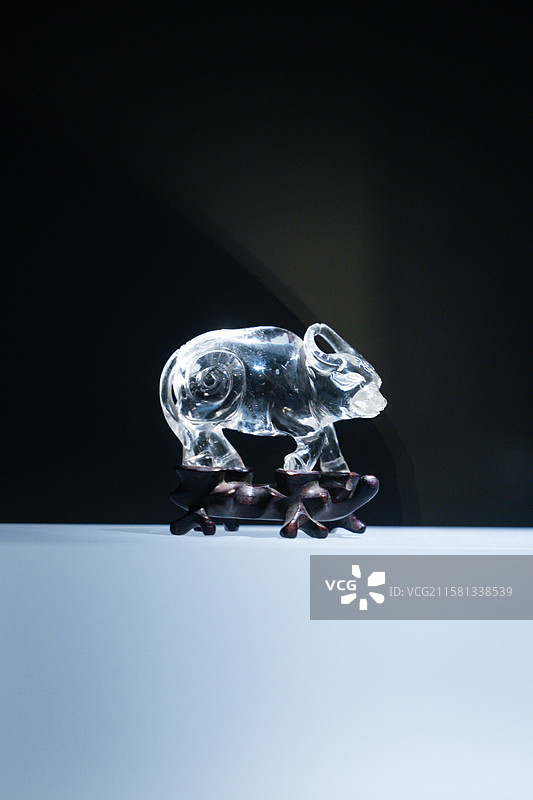 清代艺术品：南山博物馆中的水晶牛雕像 古代工艺的现代展示：南山博物馆水晶牛图片素材