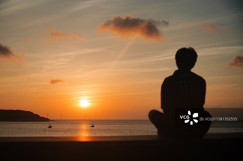 宁波象山松兰山滨海旅游度假区的东沙滩观日公园的日出图片素材