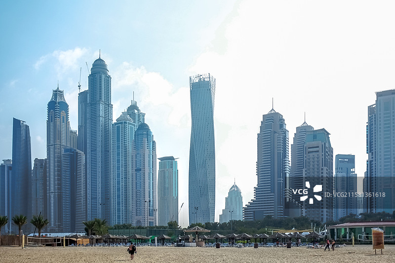迪拜，朱美拉海滩与城市摩天大楼图片素材
