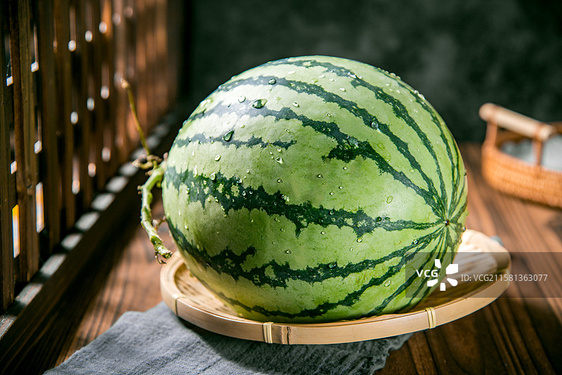 西瓜特写木桌背景图片素材