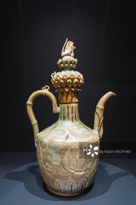 韩国首尔特别市，龙山区，国立中央博物馆，捐赠馆，第二捐赠室，青瓷堆花莲唐草纹执壶，高丽王朝青瓷杰作图片素材