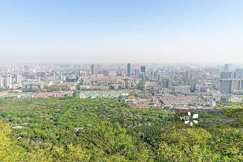 中国山东省济南市千佛山旅游风景区，山顶观景台俯瞰济南市区和摩天大楼建筑，户外白昼无人图像摄影图片素材