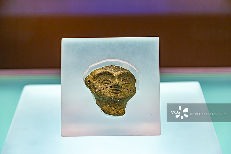 安徽蚌埠博物馆文物新石器时代陶塑雕题纹面人头像，蚌埠双墩村双墩遗址出土图片素材