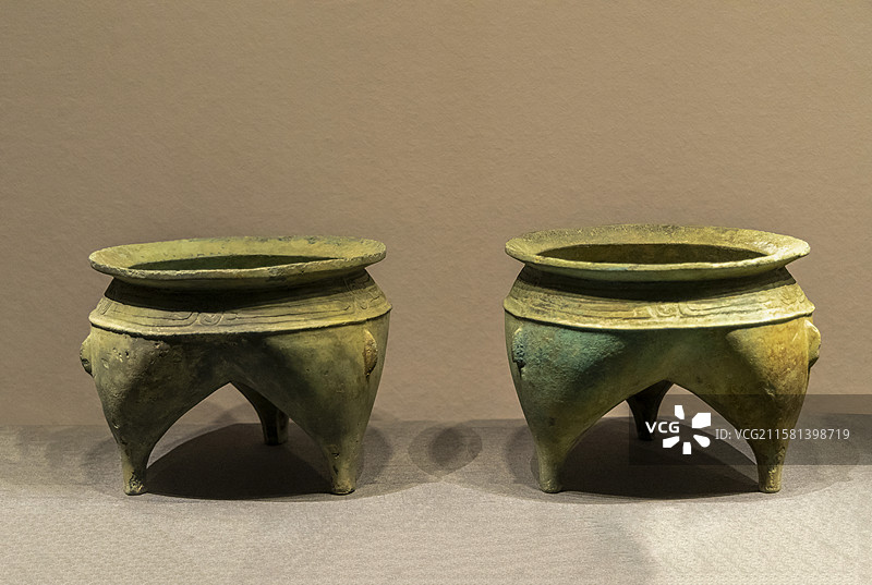 湖北省博物馆“考古揭秘的曾国”展：黄朱“左木右宅”铜鬲（春秋早期，1966年京山苏家垄出土）图片素材