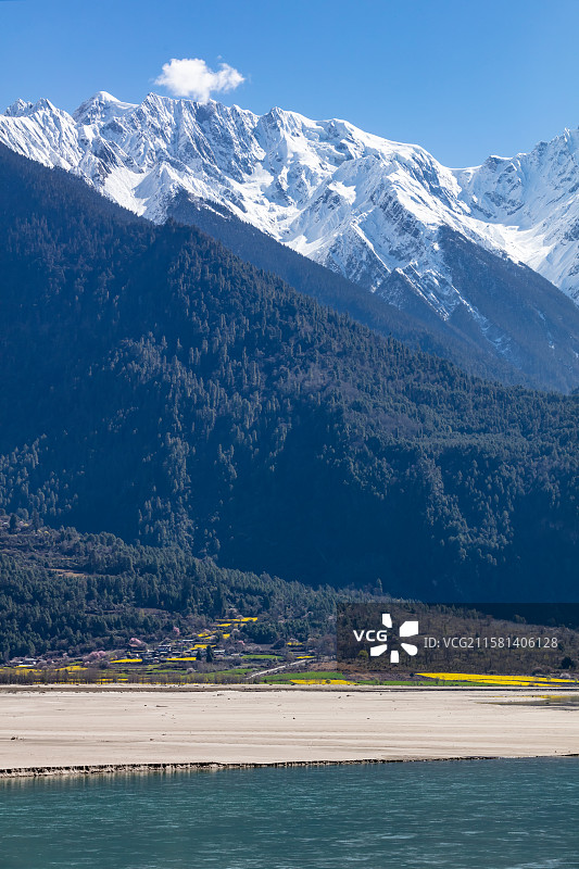 西藏林芝市波密县易贡县春天的风景图片素材