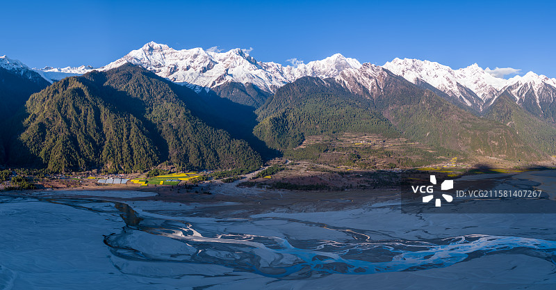 西藏林芝市波密县易贡县春天的风景图片素材