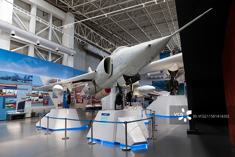 中国航空博物馆室内展区的强-5强击机图片素材