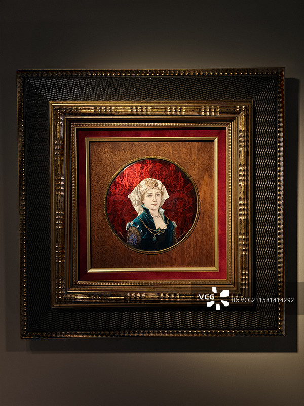 保罗·博诺 文艺复兴时期装扮的年轻女子肖像 1907年 法国 珐琅图片素材