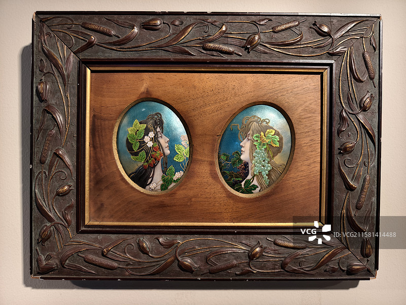 安托万·苏斯特 两个用草莓和葡萄装饰头发的女子 1910年左右 法国 珐琅图片素材