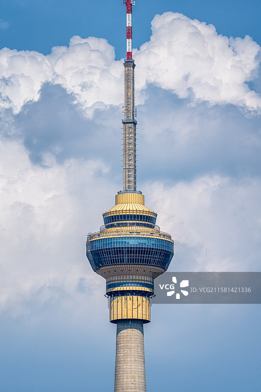 蓝天白云背景下的中央电视塔图片素材