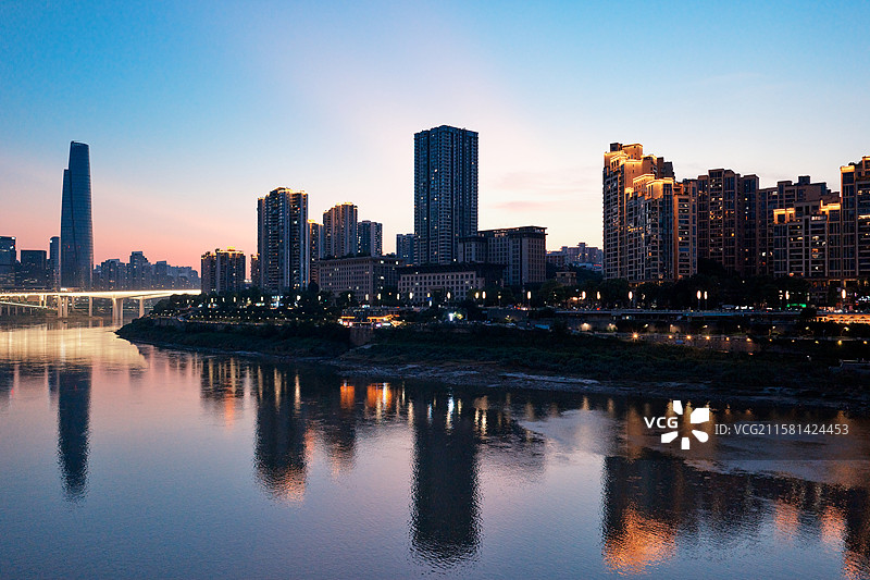 云隙光下的重庆江北滨江路夜景图片素材