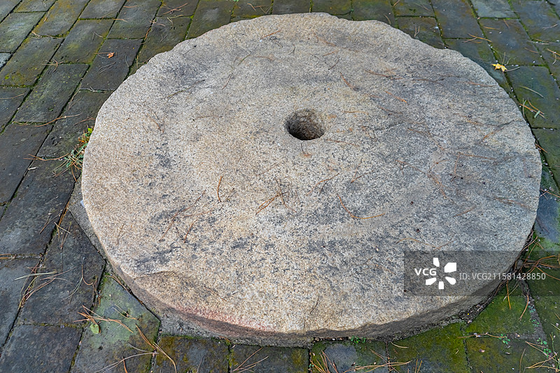 中国农村农民设备用品拍摄主题，巨大的岩石磨盘农具，户外白昼无人图像摄影图片素材