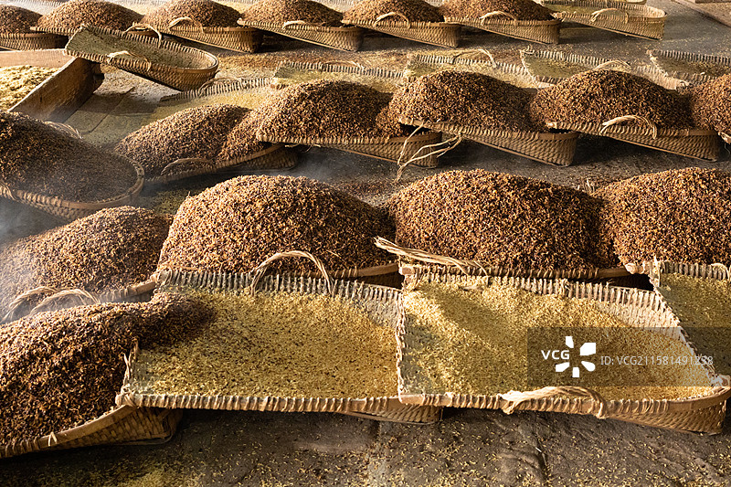 白酒老槽坊，传统手工酿酒厂，酒曲酒糟图片素材