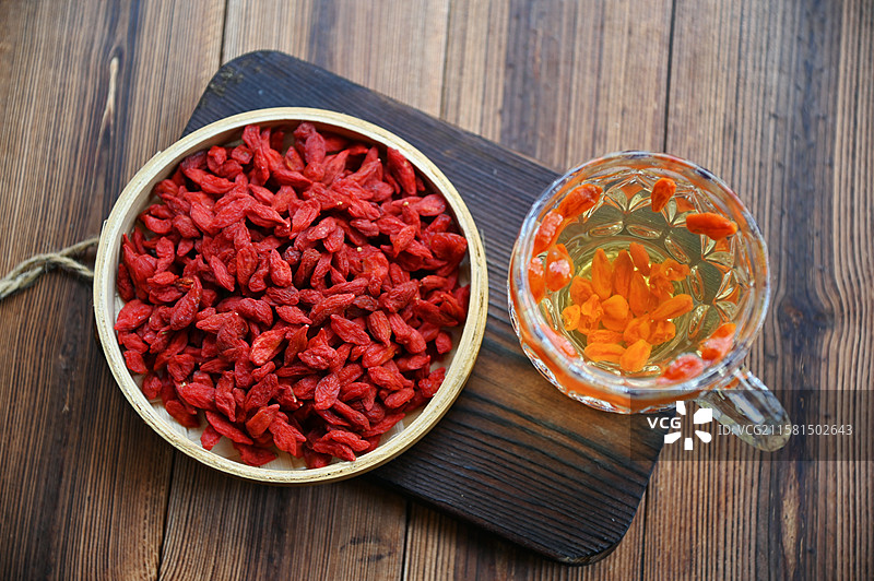 俯拍枸杞泡水图片素材