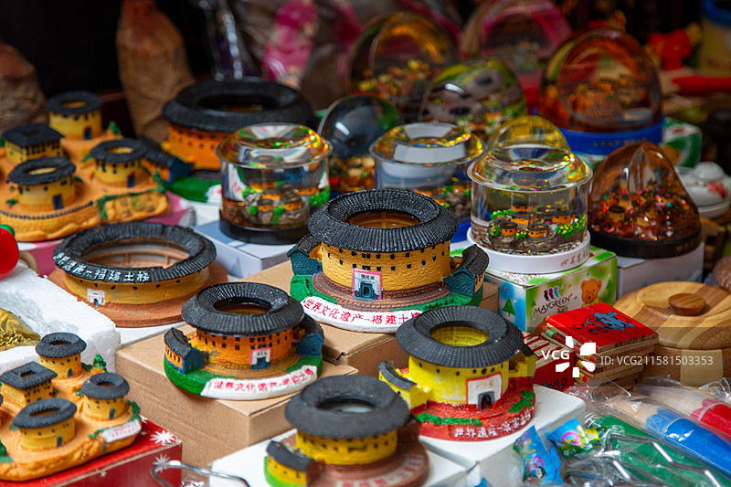 特色土楼模型与纪念品展示图片素材