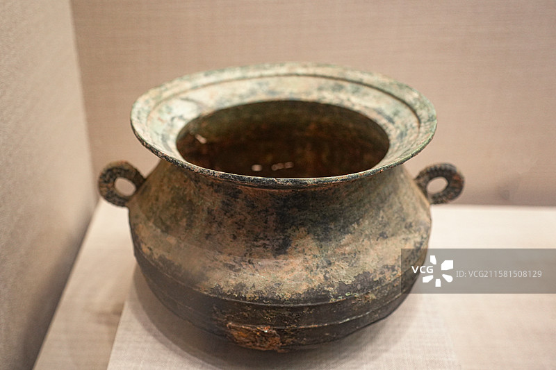 汉代 双耳铜釜 楚雄州博物馆藏图片素材