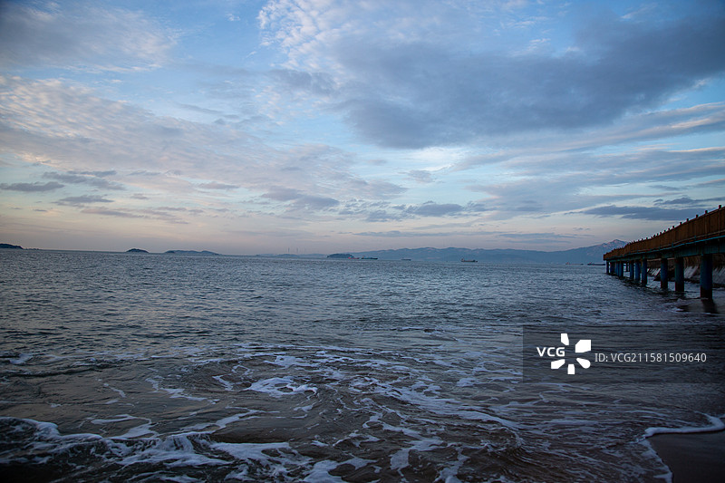 清晨福建厦门曾厝垵美丽朝霞海面海水图片素材