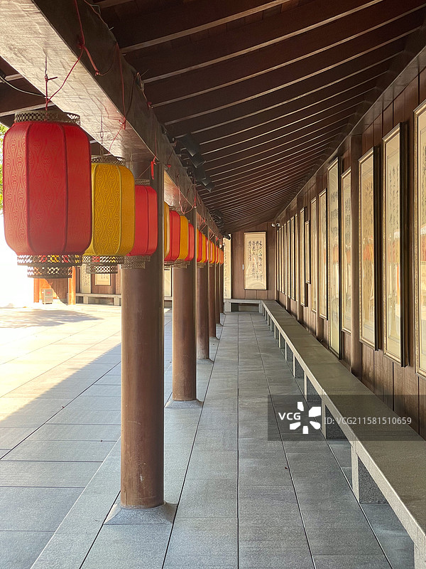 上海龙华寺，挂彩灯笼、有书法陈列的中式木制长廊图片素材