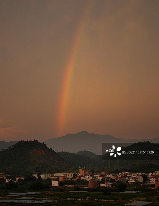 山区小城郊外的彩虹图片素材