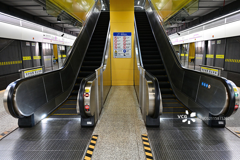 地铁站扶梯，地铁5号线望园路地铁站，上海奉贤图片素材