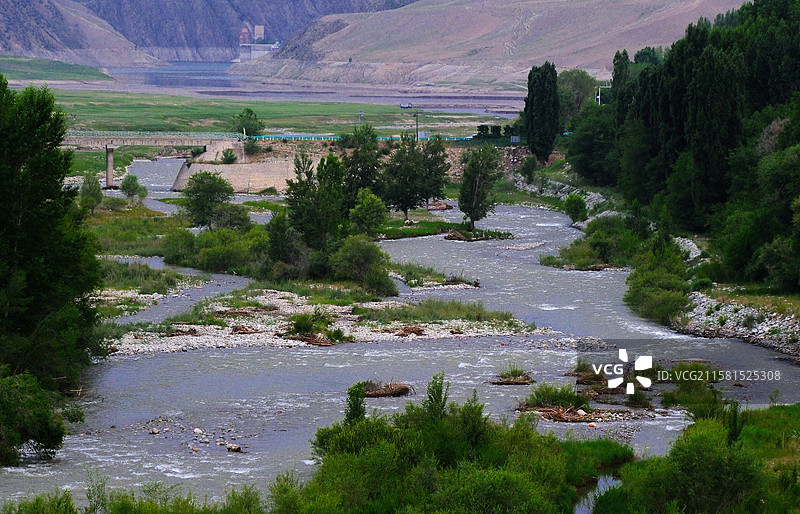 夏日新疆伊犁巩留县吉尔格朗乡清晨小吉尔尕郎河畔风景图片素材