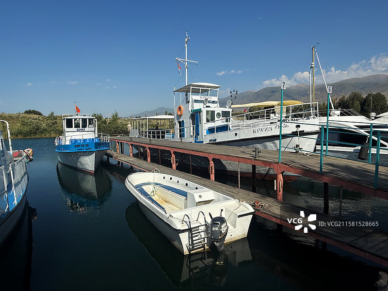 伊赛克湖旁的船只图片素材