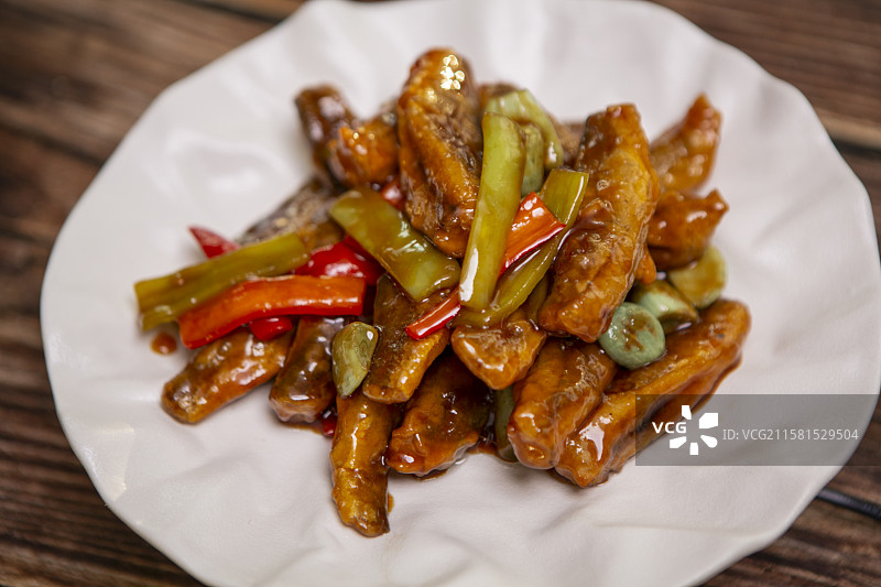 棚拍菜品，棚拍桌上盘子里的食物的特写镜头，腊八蒜黄花鱼，黄花鱼，腊八蒜图片素材