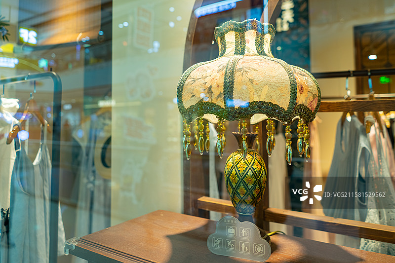 中国房地产城市健康生活拍摄主题，住宅内部环境，起居室里琉璃复古风格台灯，室内无人图像摄影图片素材