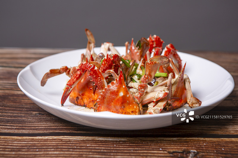 棚拍菜品，棚拍桌上盘子里的食物的特写镜头，飞蟹，姜汁飞蟹图片素材