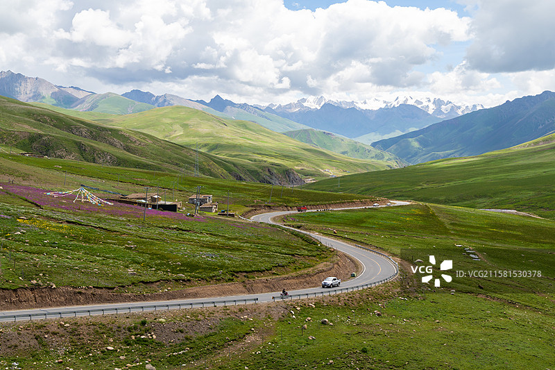 西藏那曲市巴青县317国道上看到的布加雪山图片素材