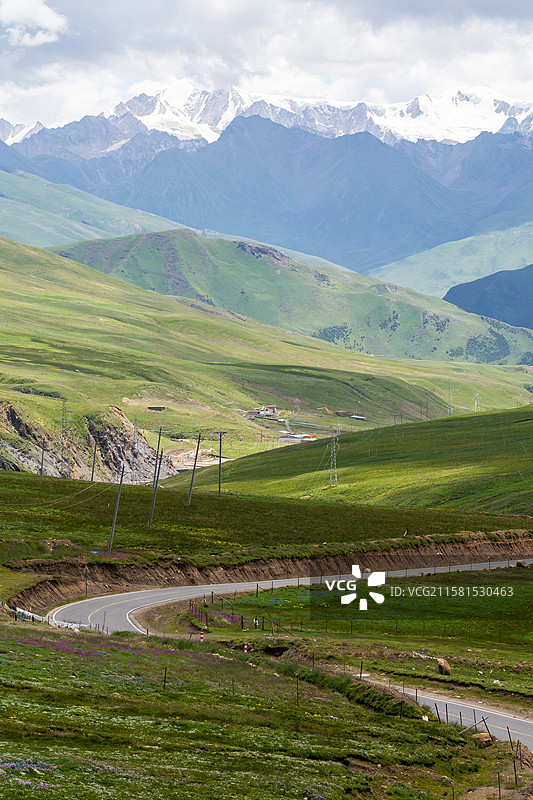 西藏那曲市巴青县317国道上看到的布加雪山图片素材
