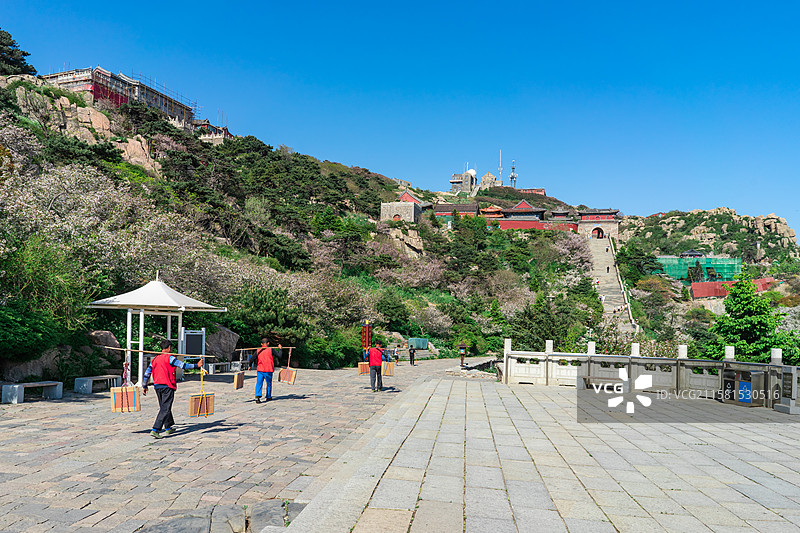 中国自然风光拍摄主题，山东泰安著名景点泰山风景区，玉皇顶正在挑担子的挑夫挑山工，户外白昼无人图像摄影图片素材