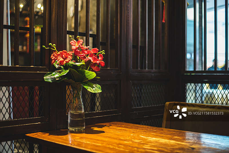 中国野生植物和野外植物拍摄主题，一株玫红色的花烛盆栽植物，室内无人图像摄影图片素材