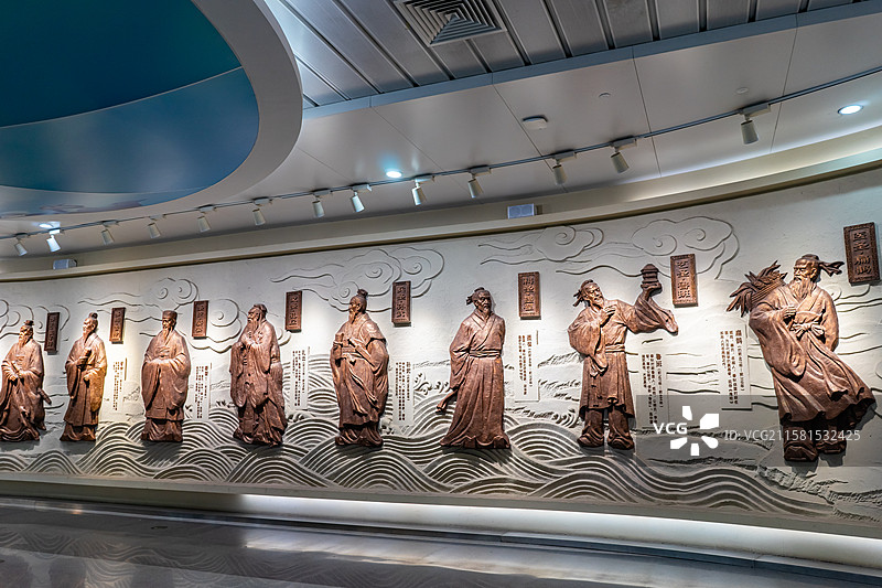 中国济南地铁站齐鲁十二圣雕像孔子诸葛亮鲁班孟子墨子孙子管仲大舜王羲之贾思勰李清照戚继光蒲松龄图片素材