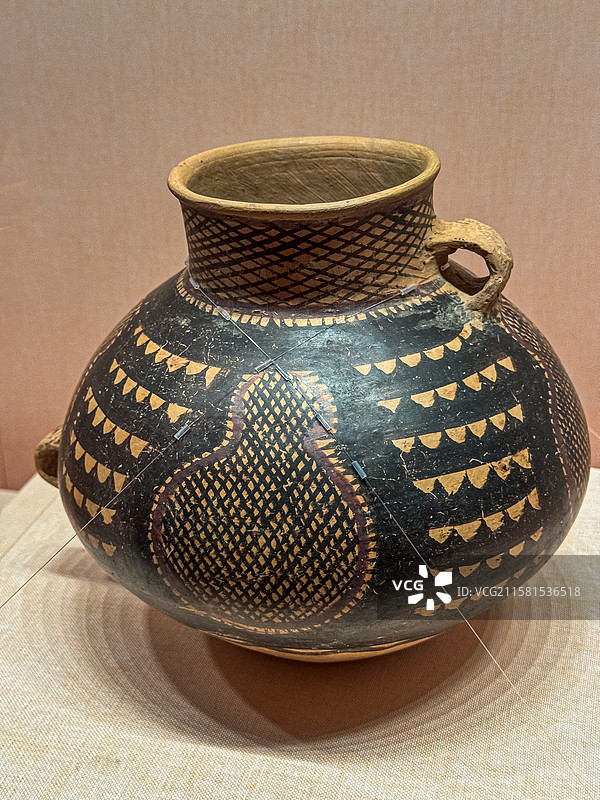 马家窑文化 葫芦网纹高低耳彩陶壶 天水市麦积区博物馆图片素材
