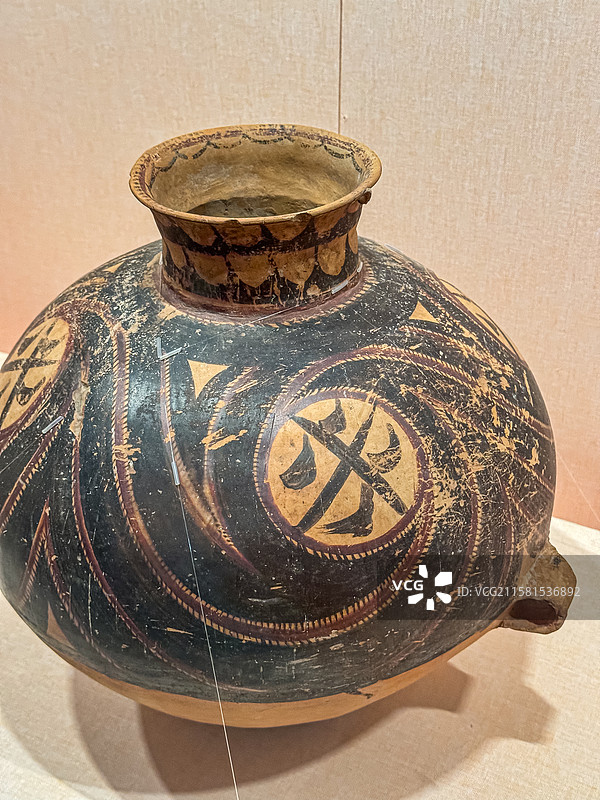 马家窑文化 漩涡米字纹双耳彩陶壶 会宁县博物馆图片素材