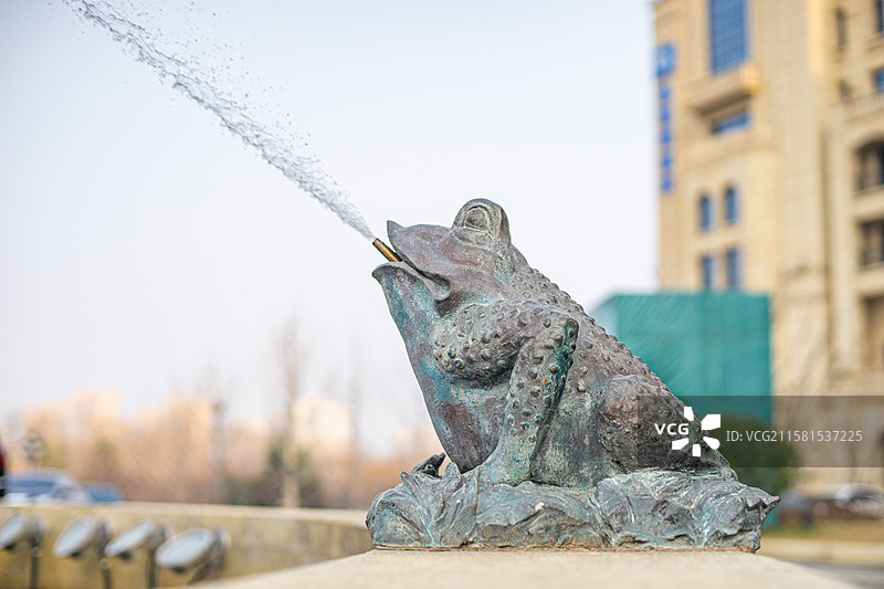中国城市建设景观设计拍摄主题，喷泉池塘旁边的蟾蜍青蛙喷水吐水雕塑，户外白昼无人图像摄影图片素材
