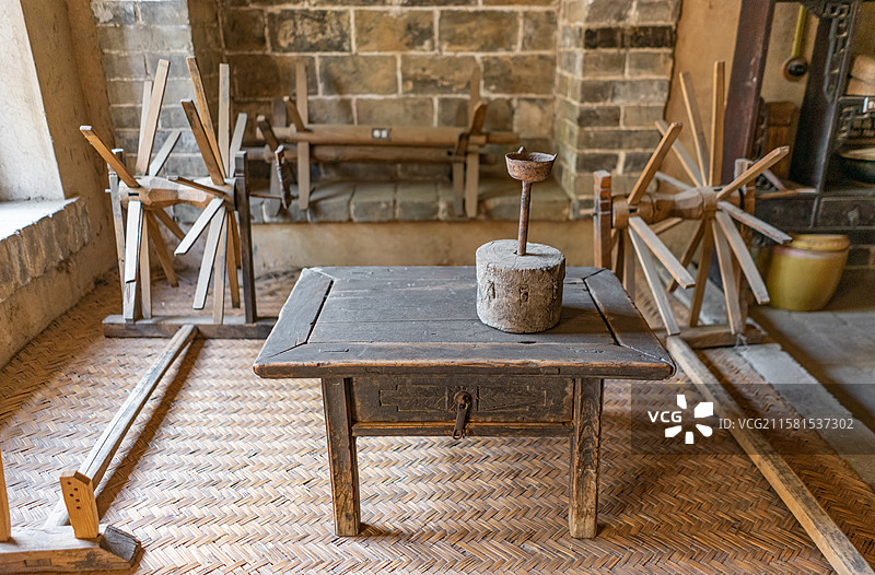 中国鲁班发明的各种农业木工农具工具，农村的火炕上的织布机和桌子，室内无人图像摄影图片素材