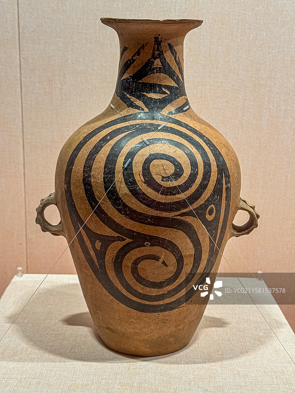 仰韶文化 漩涡纹双耳彩陶瓶 会宁县博物馆图片素材