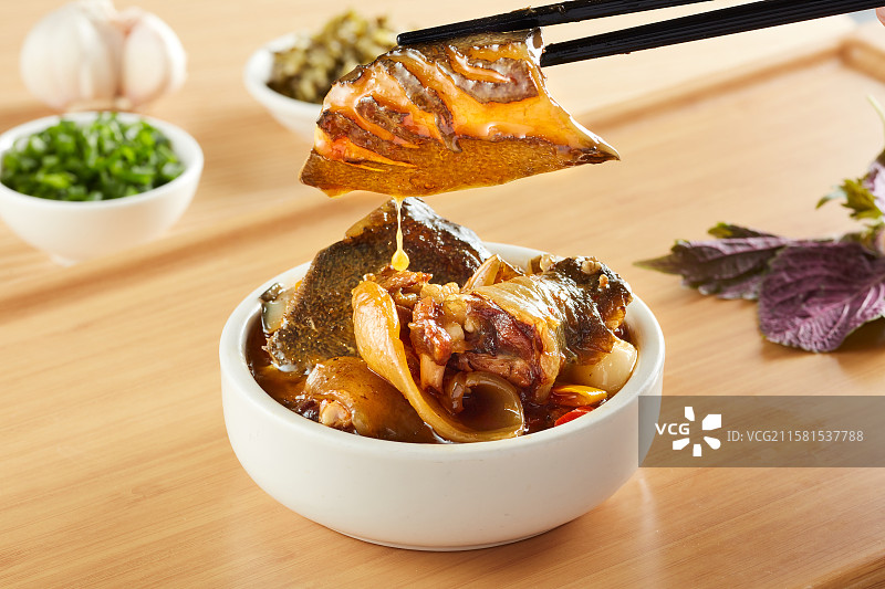 夹起来一块甲鱼图片素材