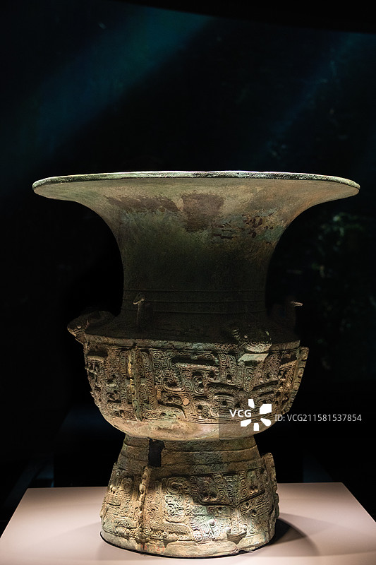 中国四川广汉三星堆出土的青铜尊（1986年二号坑出土）图片素材