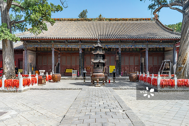 中国山西临汾洪洞县广胜寺旅游景区，大雄宝殿和韦陀殿和古老的唐柏树，户外白昼无人图像摄影图片素材